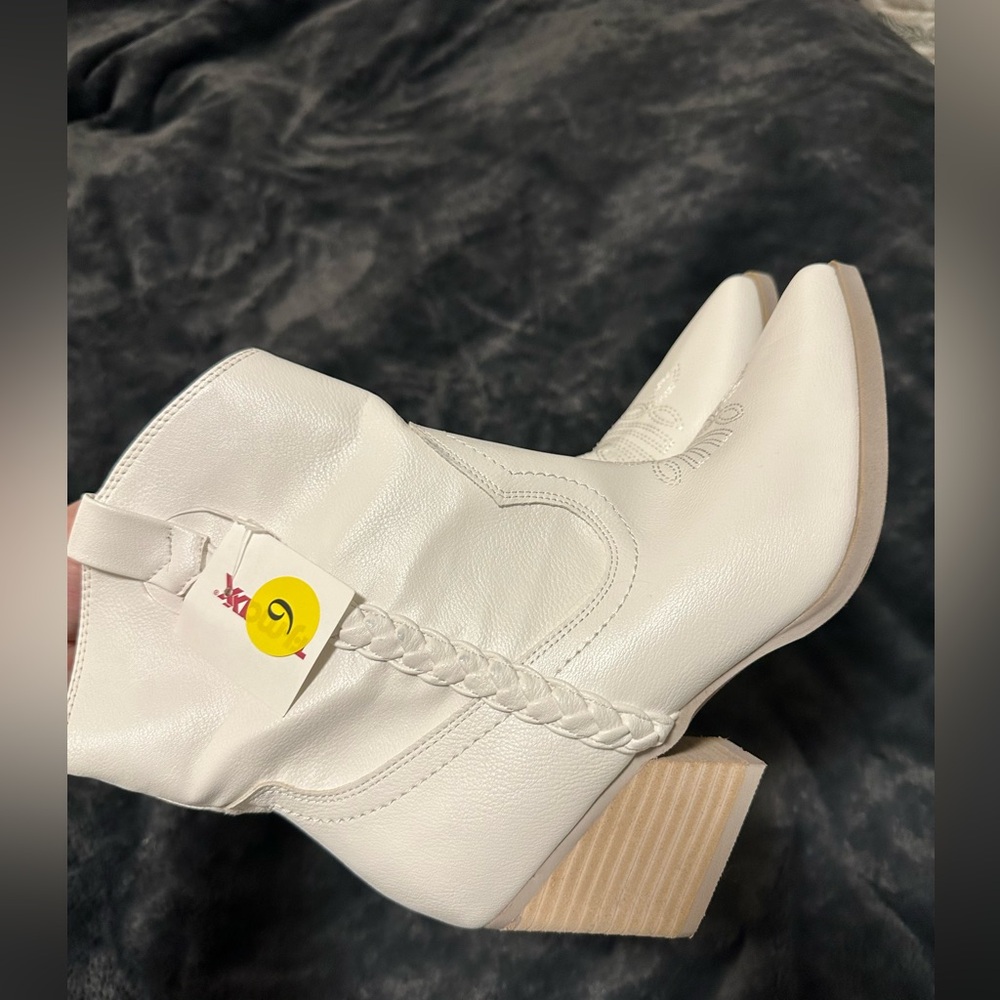 NWT Dolce Vita Cowboy Inspired Boot White Size 9